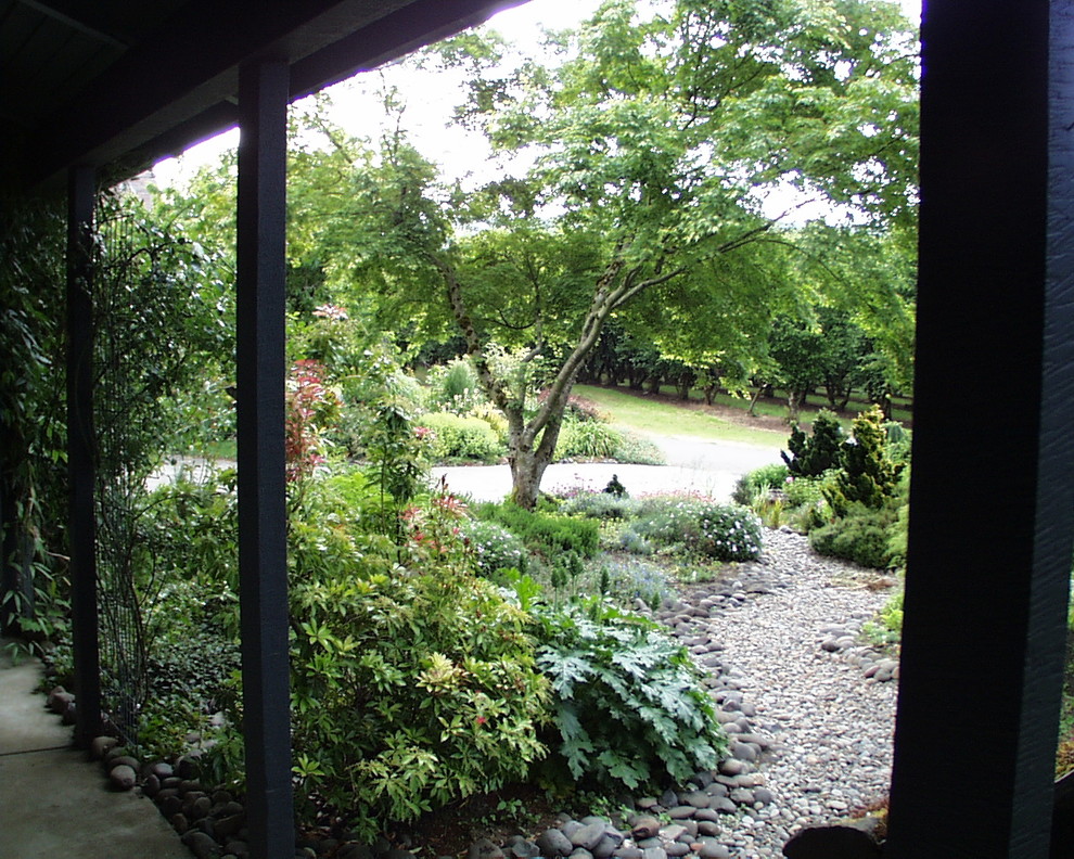 Esempio di un giardino country in ombra di medie dimensioni e davanti casa in primavera con un ingresso o sentiero