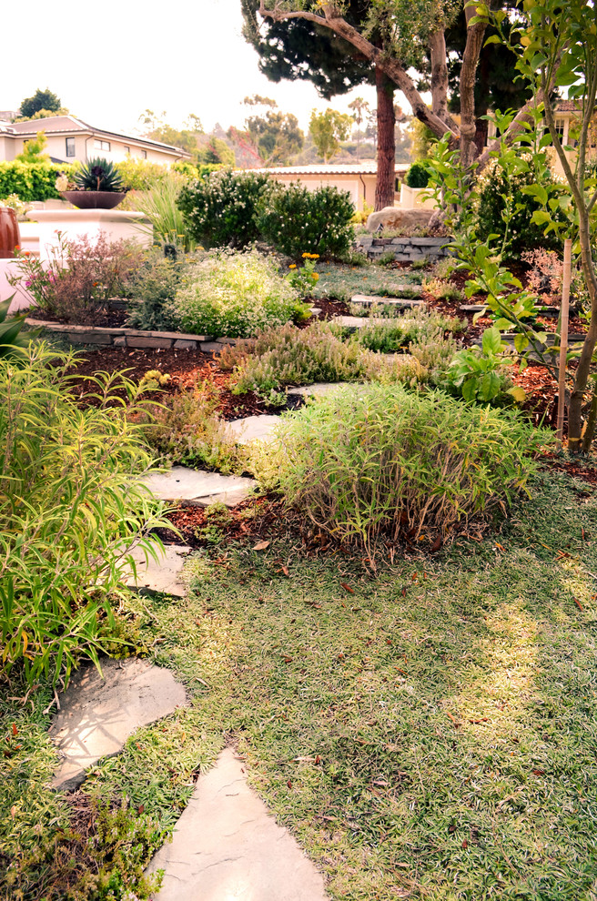Источник вдохновения для домашнего уюта: солнечный засухоустойчивый сад среднего размера на переднем дворе в средиземноморском стиле с садовой дорожкой или калиткой, хорошей освещенностью и покрытием из каменной брусчатки