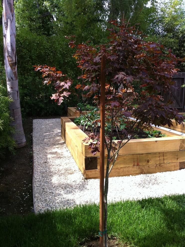 Idee per un grande orto in giardino tradizionale esposto a mezz'ombra dietro casa in estate con ghiaia