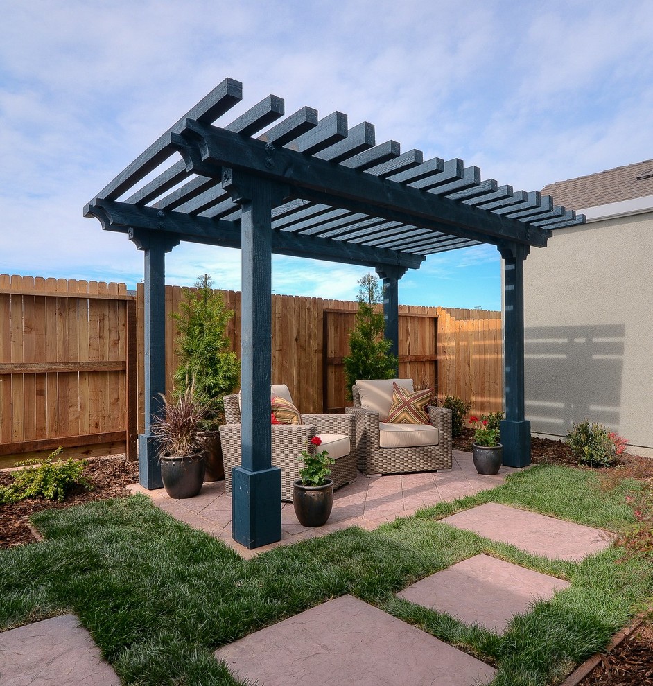 Photo of a transitional backyard landscaping in Sacramento.