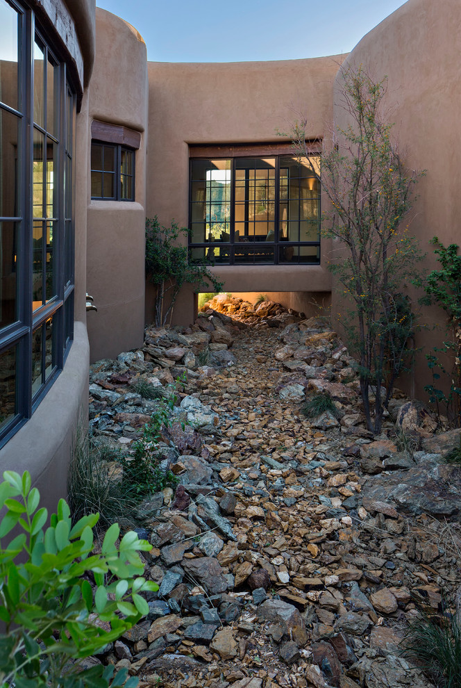 На фото: участок и сад среднего размера на заднем дворе в стиле фьюжн с местом для костра, покрытием из каменной брусчатки и полуденной тенью