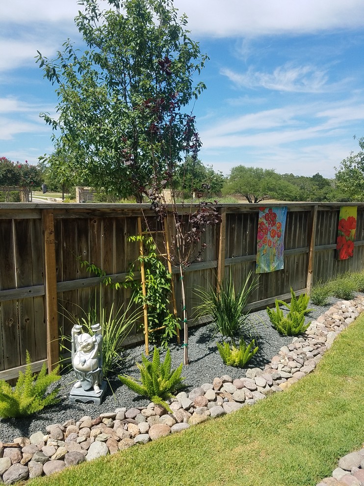 Immagine di un giardino xeriscape etnico esposto in pieno sole di medie dimensioni e davanti casa in estate con un ingresso o sentiero e pavimentazioni in pietra naturale