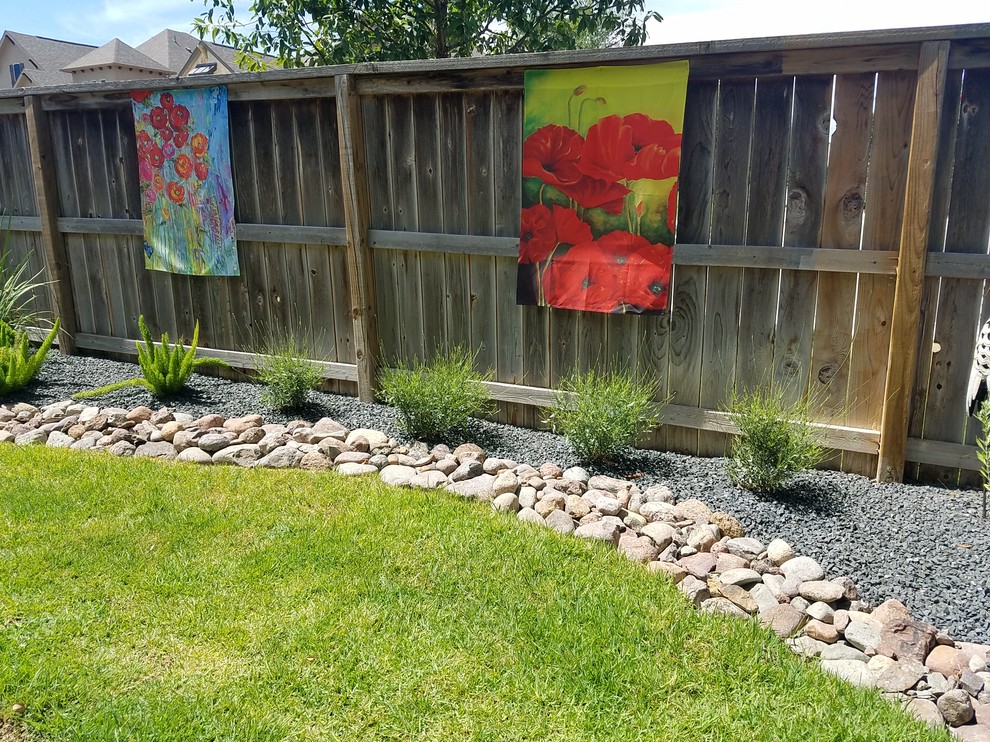 На фото: солнечный, летний засухоустойчивый сад среднего размера на переднем дворе в восточном стиле с садовой дорожкой или калиткой, хорошей освещенностью и покрытием из каменной брусчатки