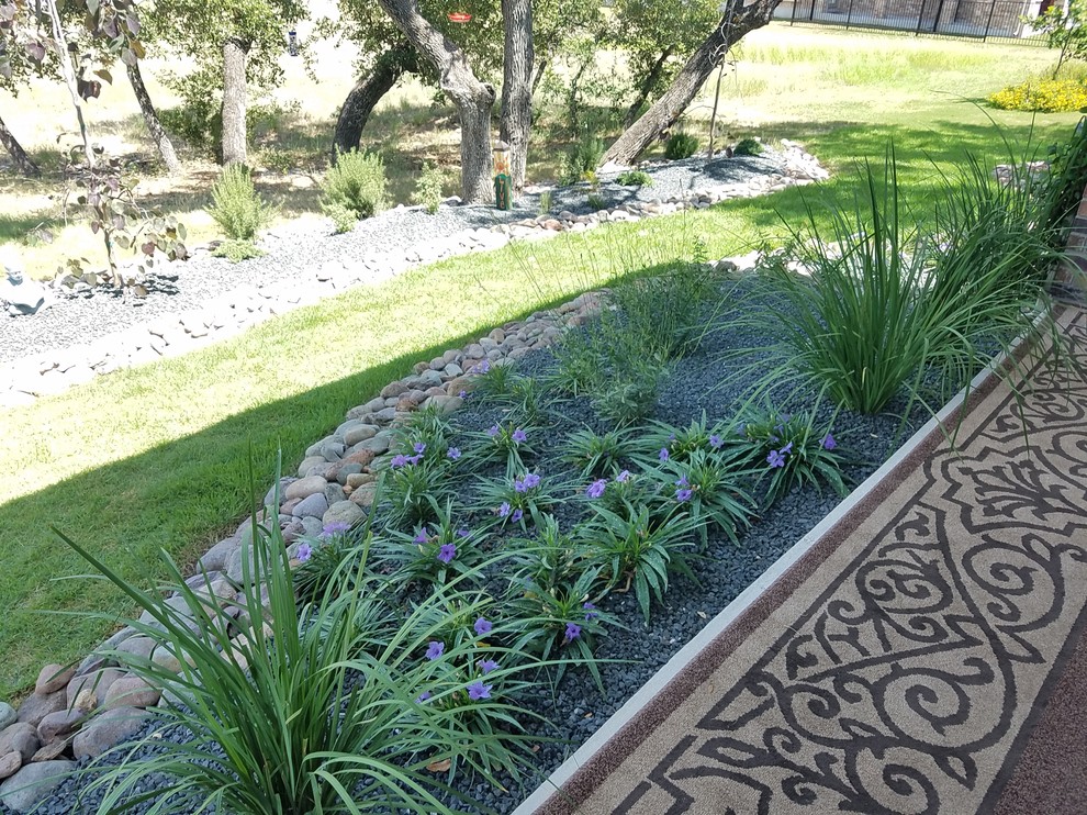 Idée de décoration pour un jardin avant asiatique de taille moyenne et l'été avec une exposition ensoleillée et des pavés en pierre naturelle.