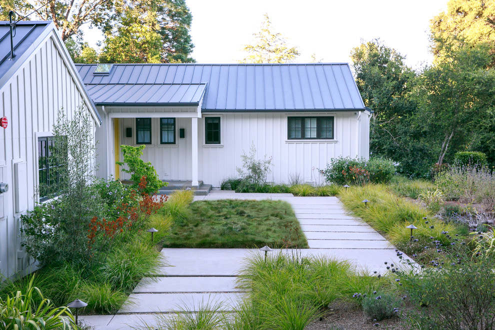 Ispirazione per un giardino xeriscape country esposto in pieno sole davanti casa con un ingresso o sentiero e pavimentazioni in cemento