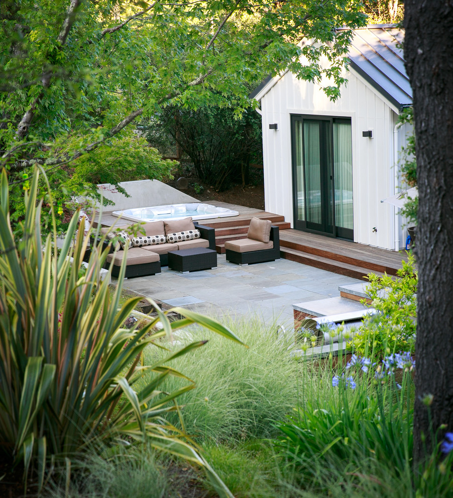 На фото: засухоустойчивый сад на заднем дворе в стиле кантри с покрытием из каменной брусчатки