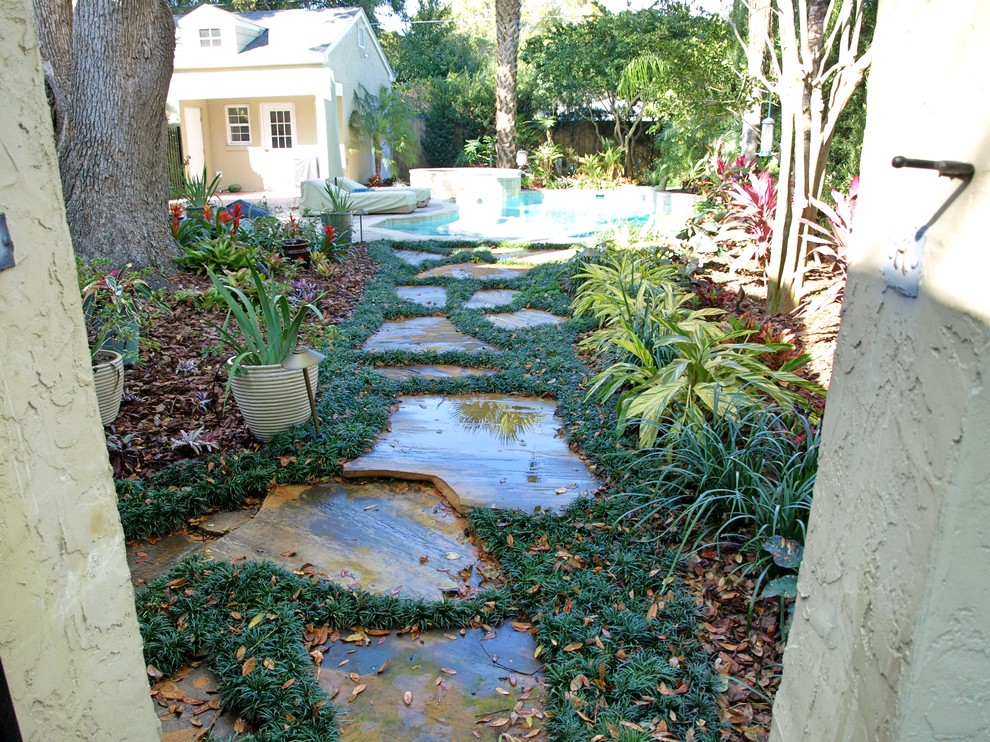 Foto de camino de jardín actual pequeño en verano en patio trasero con jardín francés, exposición reducida al sol y adoquines de piedra natural