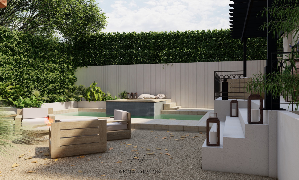 Geometrischer, Großer Mediterraner Gartenkamin im Sommer, hinter dem Haus mit direkter Sonneneinstrahlung, Granitsplitt und Steinzaun in Los Angeles