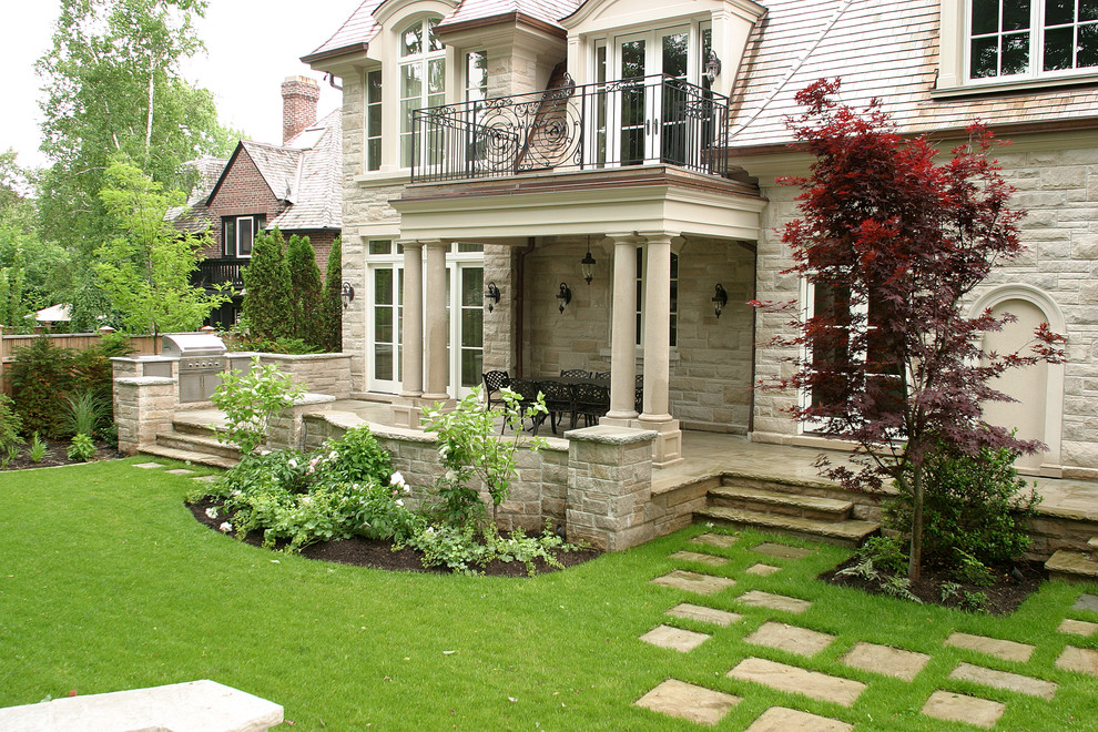 Mittelgroße, Halbschattige Klassische Gartenmauer im Frühling, hinter dem Haus mit Natursteinplatten in Toronto