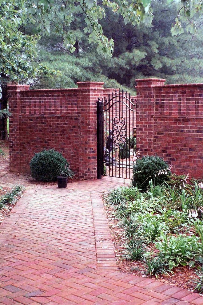 Foto di un giardino formale classico esposto a mezz'ombra di medie dimensioni e nel cortile laterale con un ingresso o sentiero e pavimentazioni in mattoni