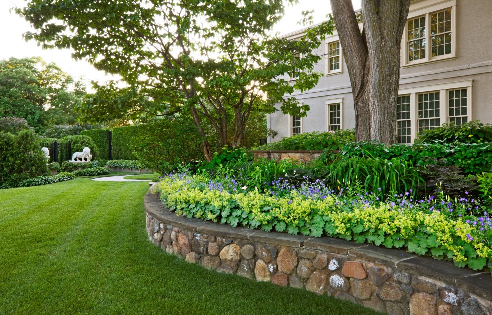 Design ideas for a traditional landscaping in Minneapolis.