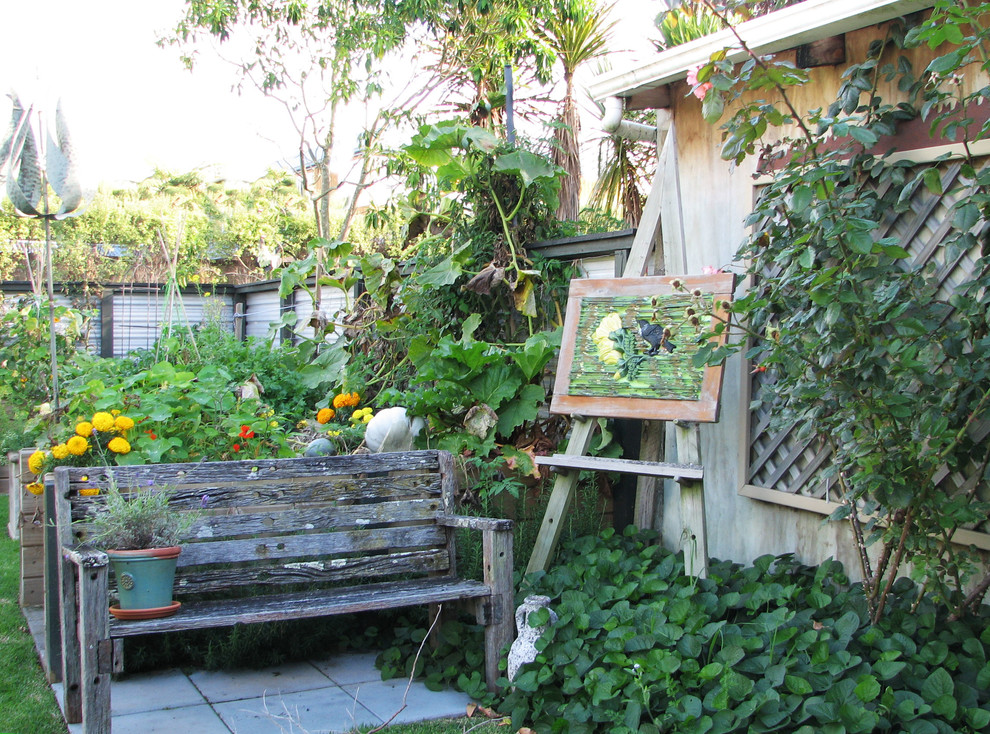 Cette photo montre un petit jardin potager nature l'été avec des pavés en béton.