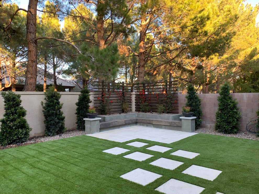 Foto de jardín de secano minimalista de tamaño medio en patio trasero con exposición parcial al sol y adoquines de hormigón