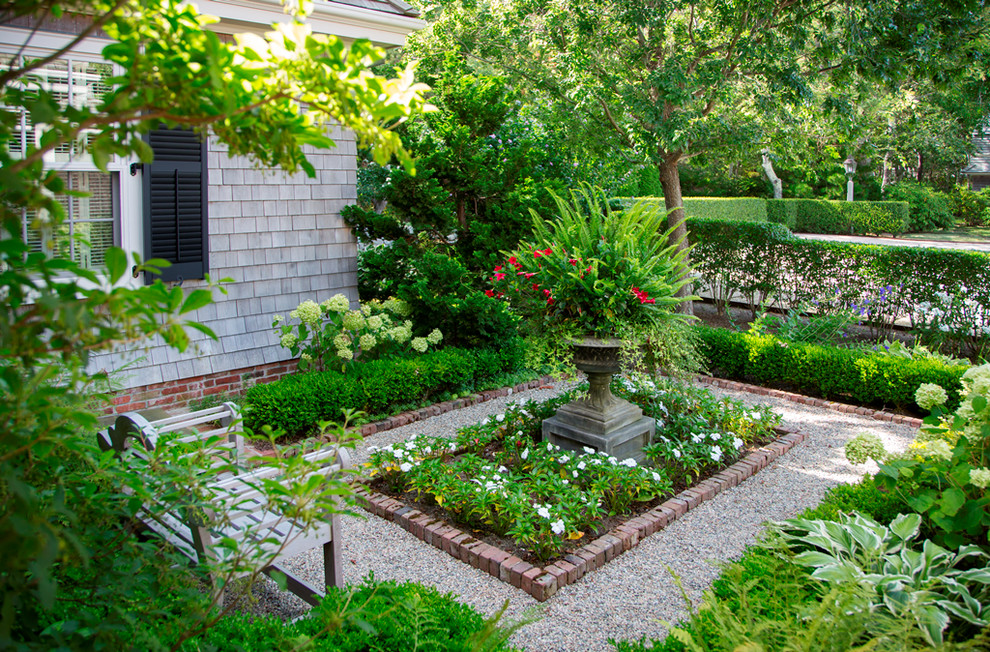 Idées déco pour un jardin à la française latéral victorien de taille moyenne avec une exposition ombragée et du gravier.