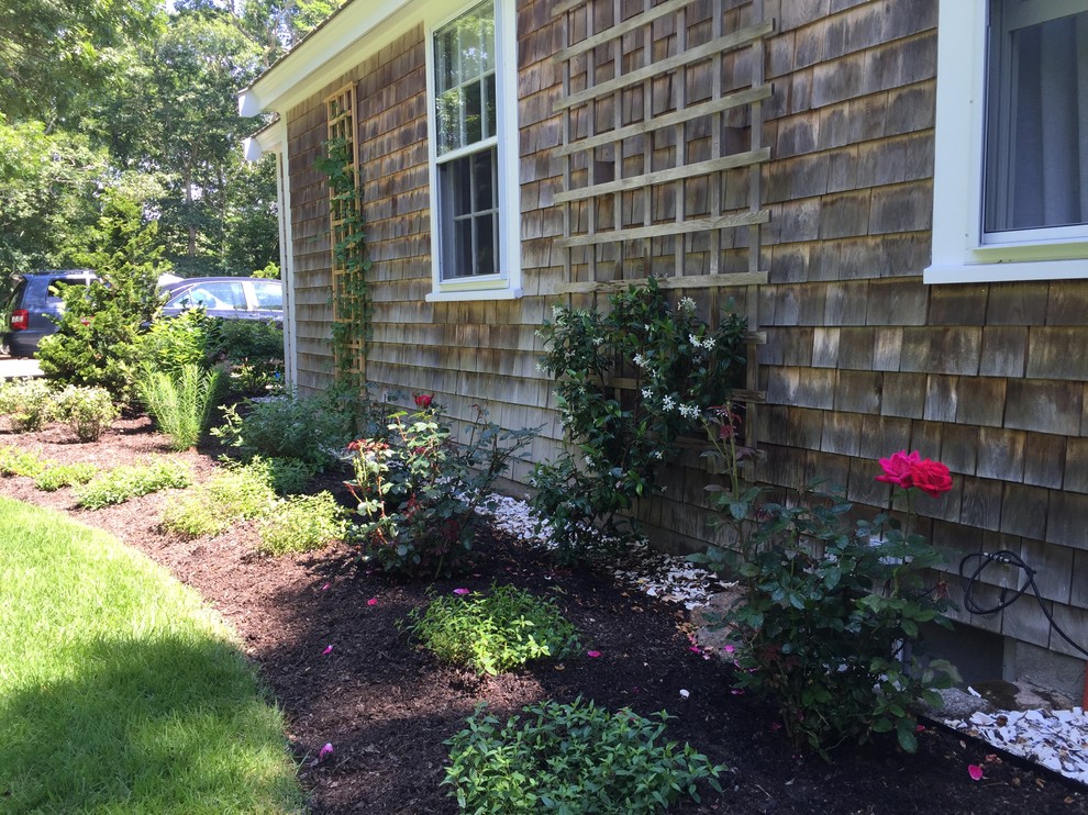 Design ideas for a mid-sized traditional partial sun front yard landscaping in Boston.