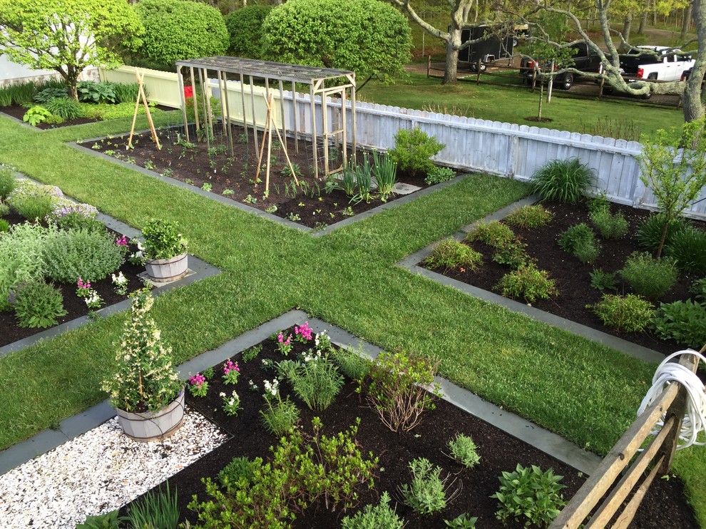 Geometrischer, Mittelgroßer Klassischer Garten im Frühling mit direkter Sonneneinstrahlung und Natursteinplatten in Boston