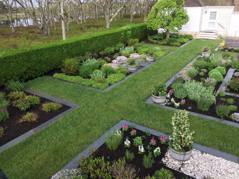 Foto de camino de jardín clásico de tamaño medio en patio con jardín francés, exposición total al sol y adoquines de piedra natural