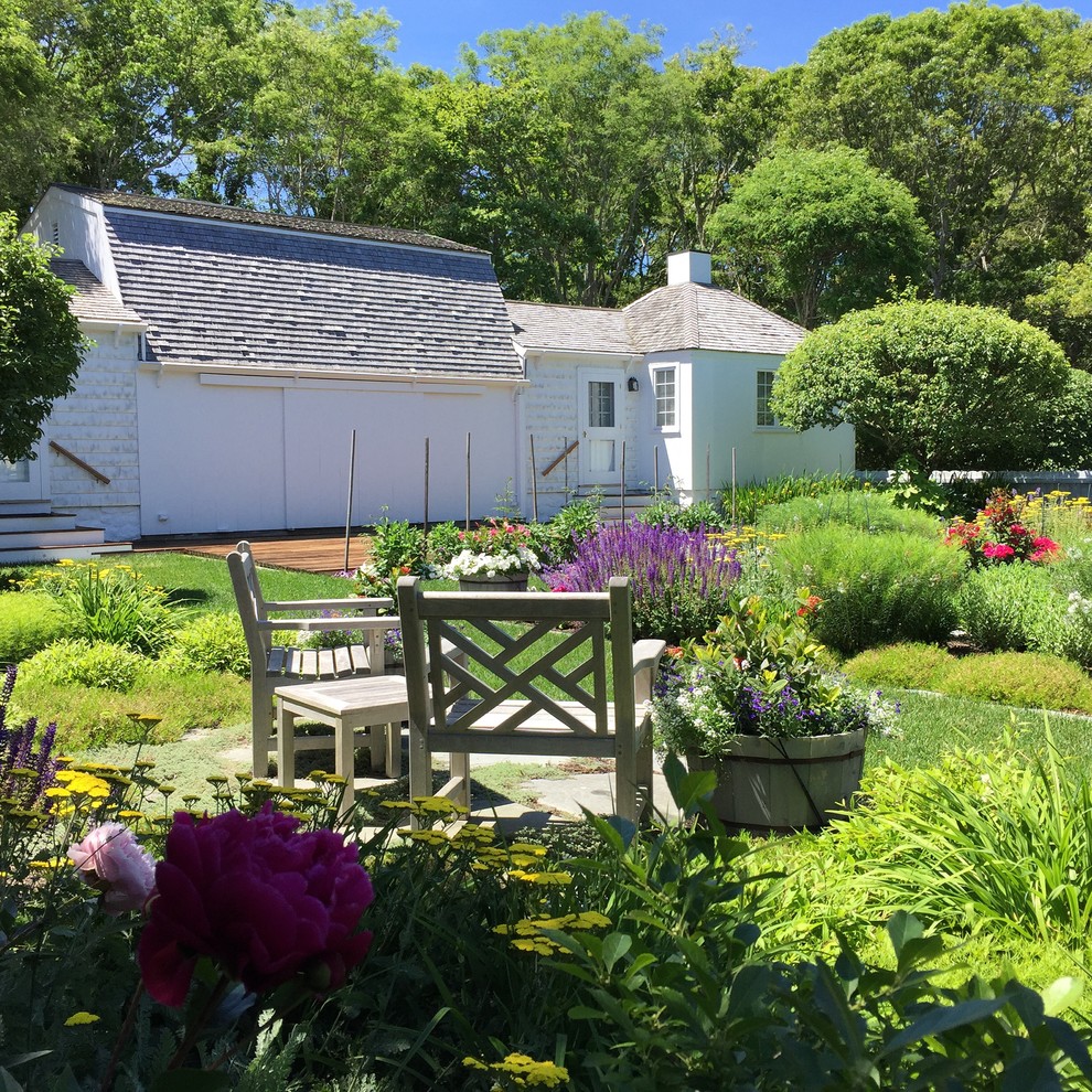 Immagine di un giardino stile marinaro esposto a mezz'ombra di medie dimensioni e dietro casa in primavera con un ingresso o sentiero e pedane