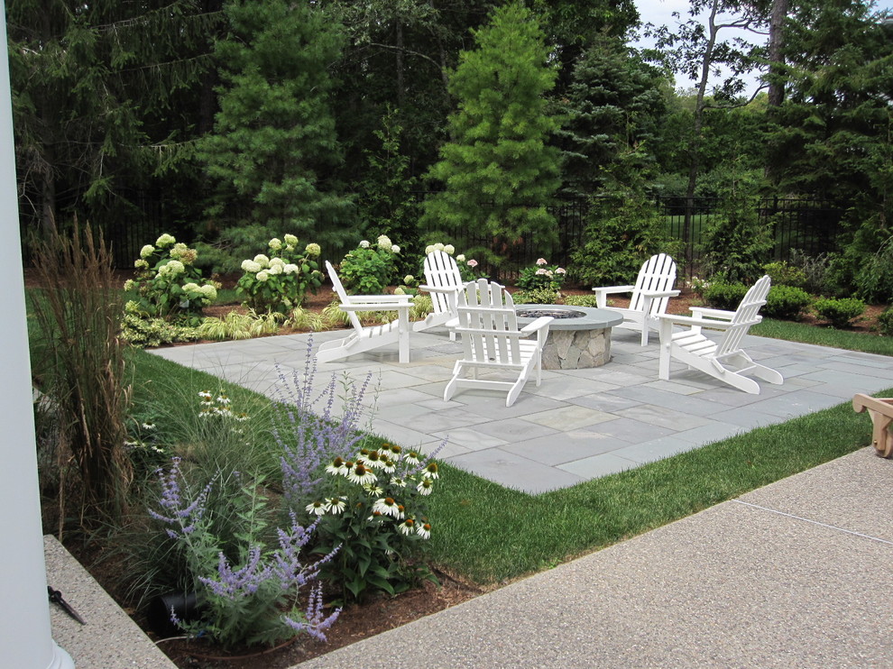 Foto di un giardino classico esposto a mezz'ombra di medie dimensioni e dietro casa in estate con un focolare e pavimentazioni in pietra naturale