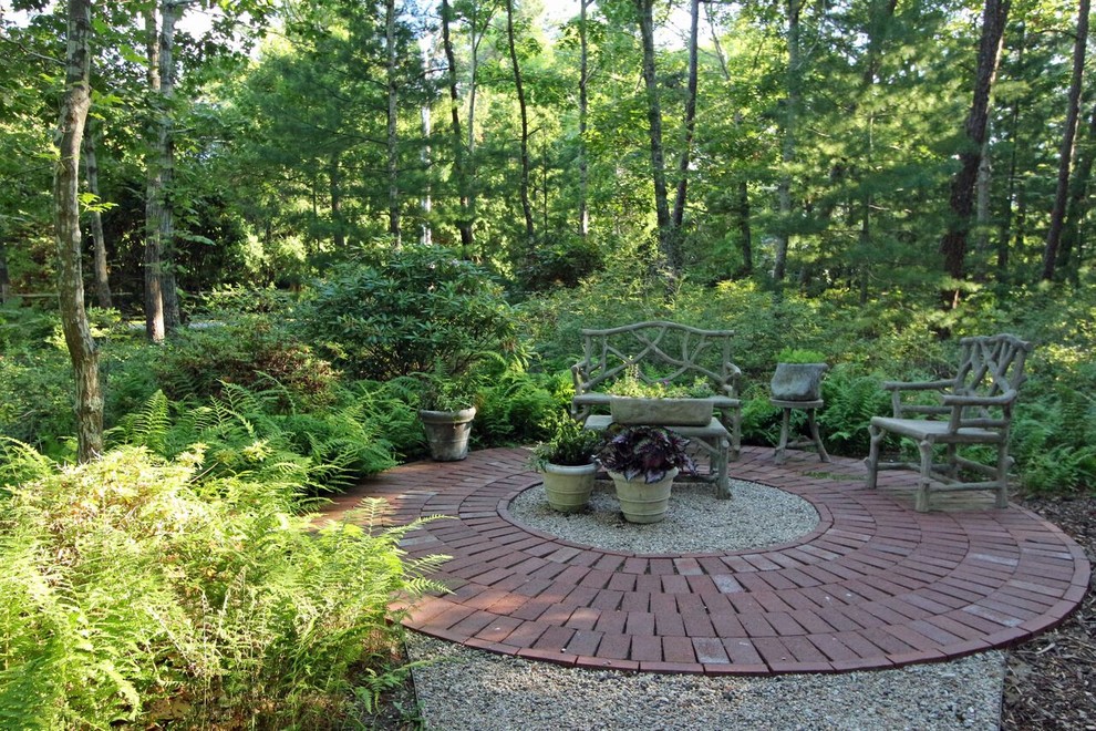 Пример оригинального дизайна: солнечный регулярный сад среднего размера на переднем дворе в классическом стиле с хорошей освещенностью и мощением клинкерной брусчаткой