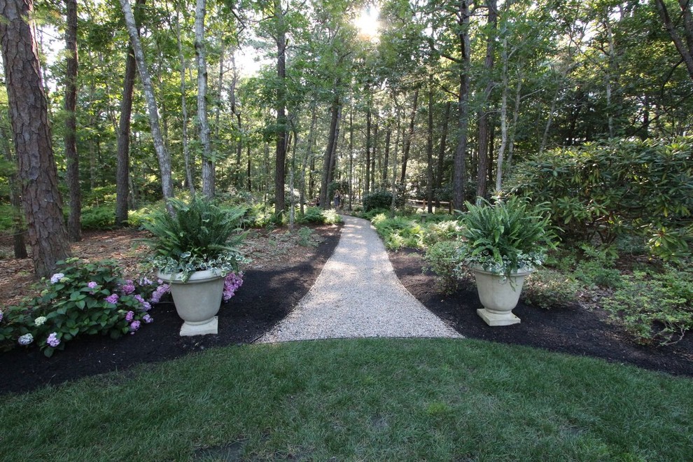 Стильный дизайн: солнечный регулярный сад среднего размера на переднем дворе в классическом стиле с садовой дорожкой или калиткой, хорошей освещенностью и покрытием из гравия - последний тренд