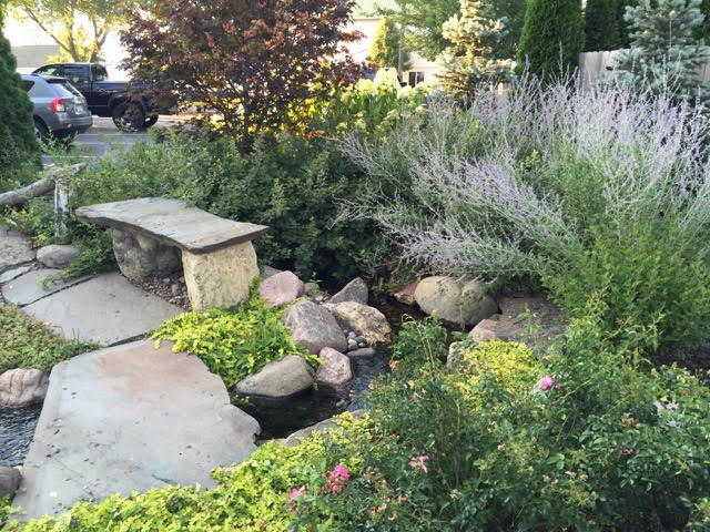 На фото: регулярный сад среднего размера на заднем дворе в классическом стиле с садовой дорожкой или калиткой и покрытием из каменной брусчатки с