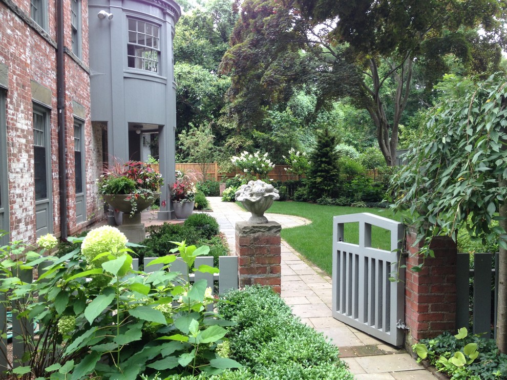 Idee per un giardino tradizionale in ombra dietro casa in estate con un ingresso o sentiero e pavimentazioni in pietra naturale