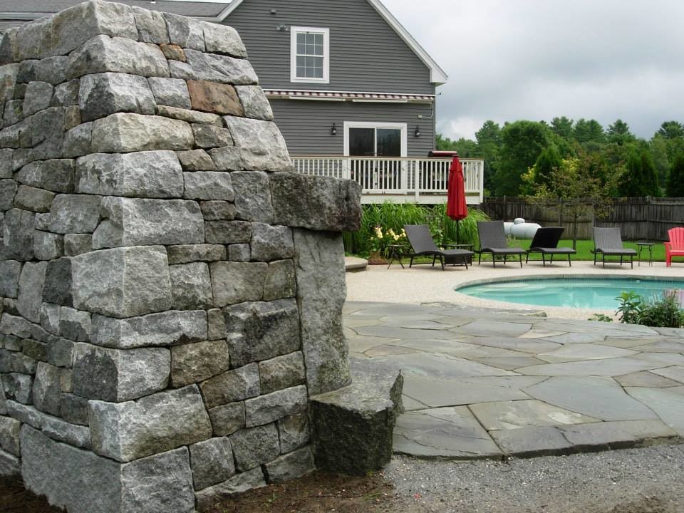Imagen de jardín de estilo americano con brasero y adoquines de piedra natural