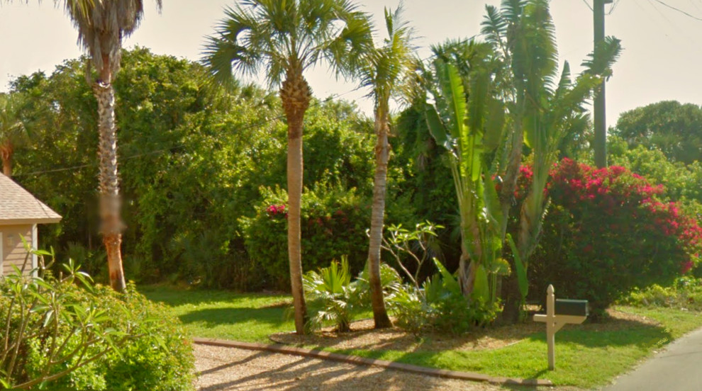 Inspiration for a coastal landscaping in Miami.