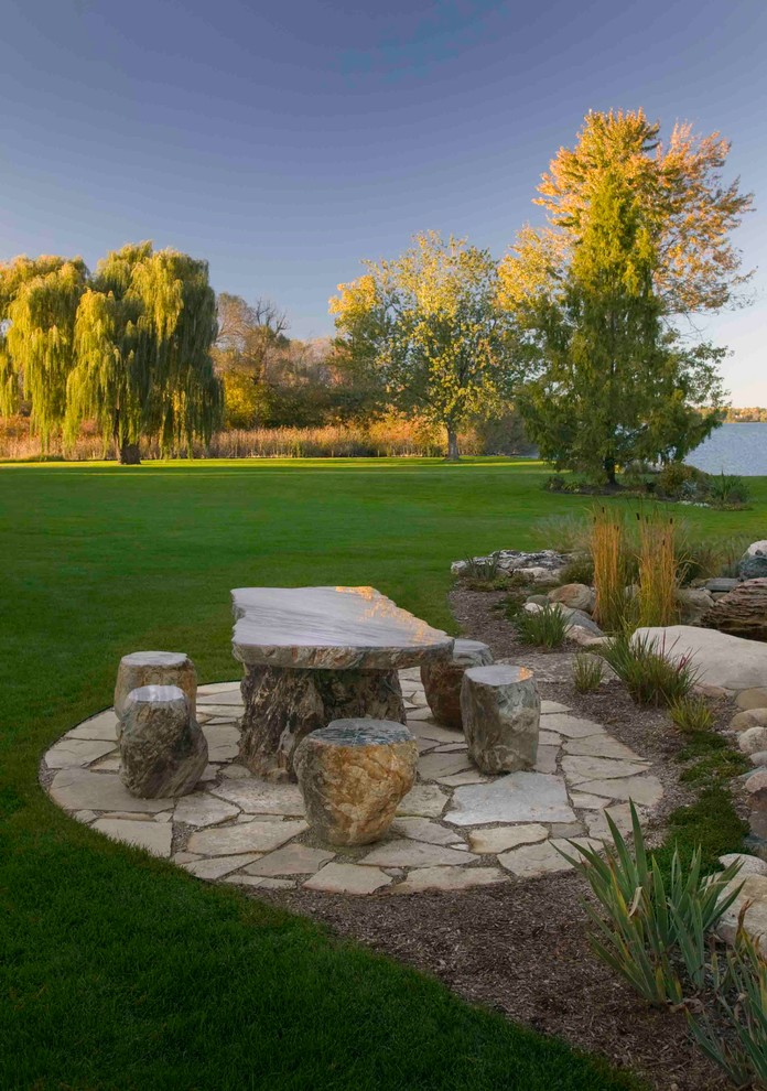 На фото: участок и сад в стиле рустика с покрытием из каменной брусчатки с