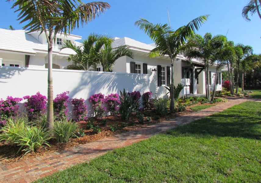 Mittelgroßer, Halbschattiger Garten im Frühling mit Pflastersteinen in Miami
