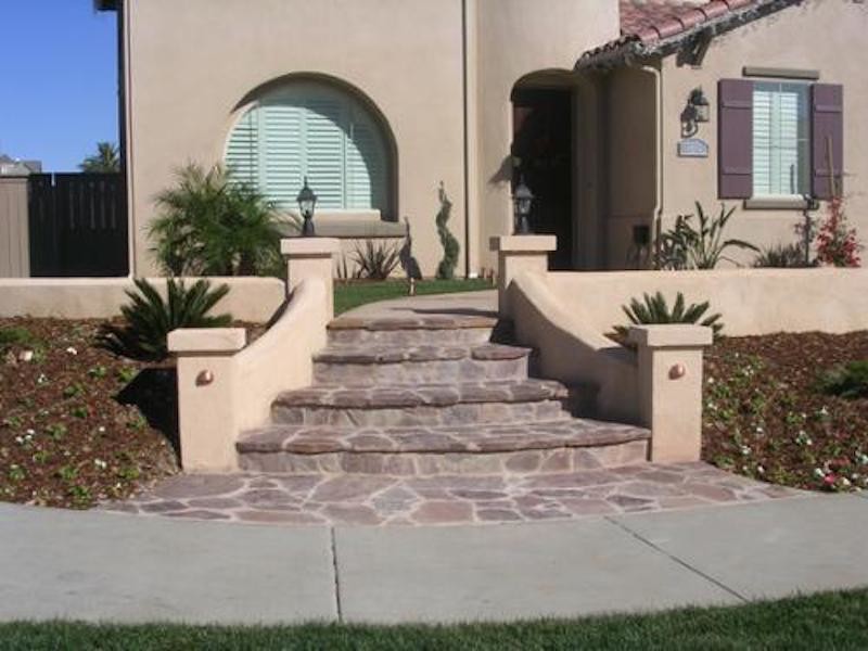Ispirazione per un giardino american style esposto in pieno sole di medie dimensioni e davanti casa con pavimentazioni in pietra naturale