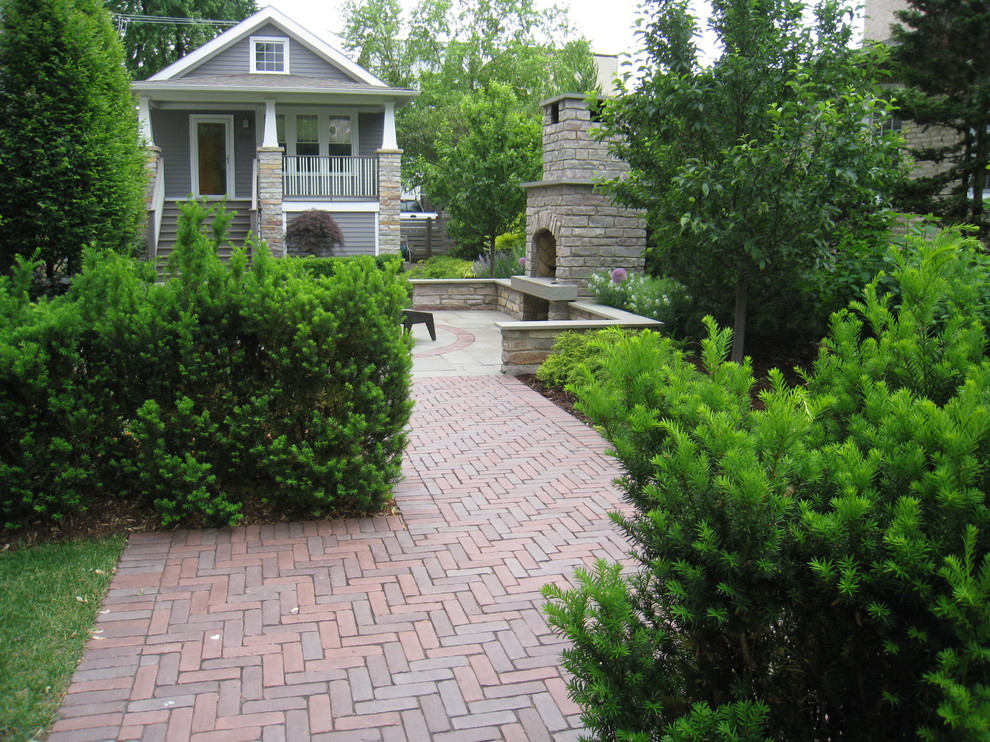 This is an example of a contemporary front garden in Chicago.
