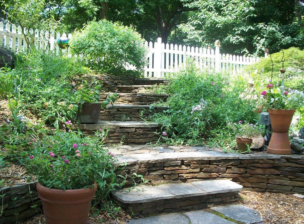 Idée de décoration pour un grand jardin arrière tradition avec une exposition partiellement ombragée et des pavés en pierre naturelle.