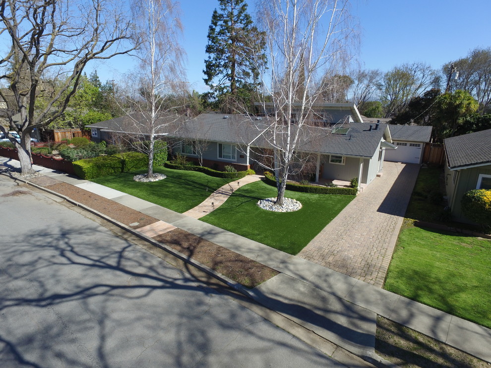 Großer Klassischer Vorgarten mit Auffahrt, direkter Sonneneinstrahlung und Pflastersteinen in San Francisco
