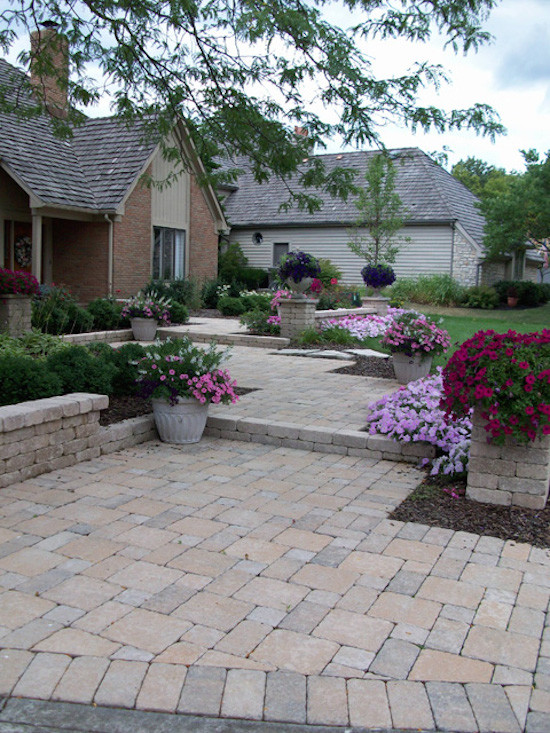 Design ideas for a large partial sun front yard garden path in Columbus.