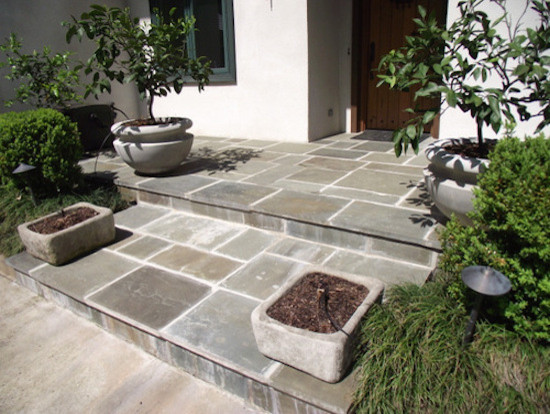 Réalisation d'un aménagement d'entrée ou allée de jardin avant de taille moyenne avec des pavés en pierre naturelle.