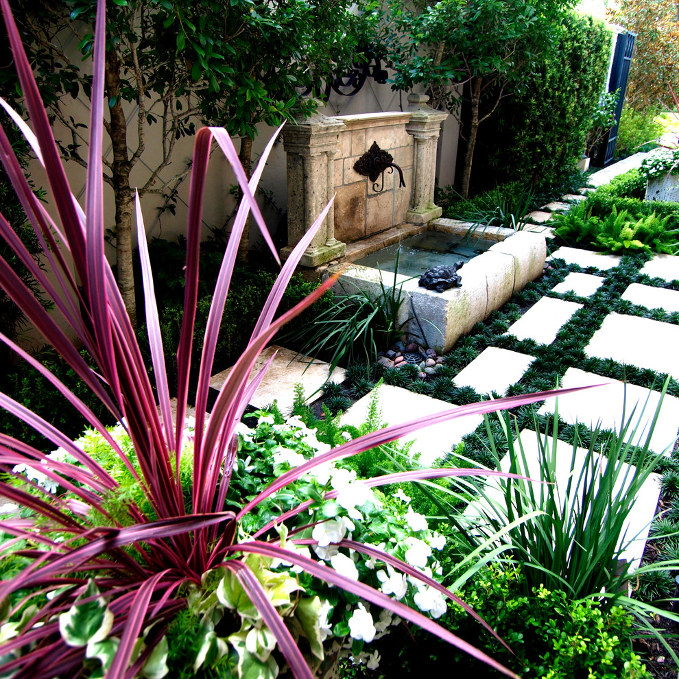 Пример оригинального дизайна: участок и сад среднего размера на боковом дворе в классическом стиле с полуденной тенью и мощением тротуарной плиткой