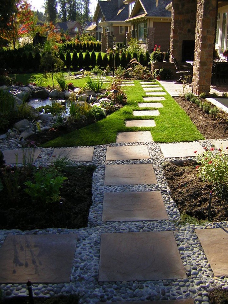 Ejemplo de camino de jardín tradicional grande en patio trasero con adoquines de piedra natural