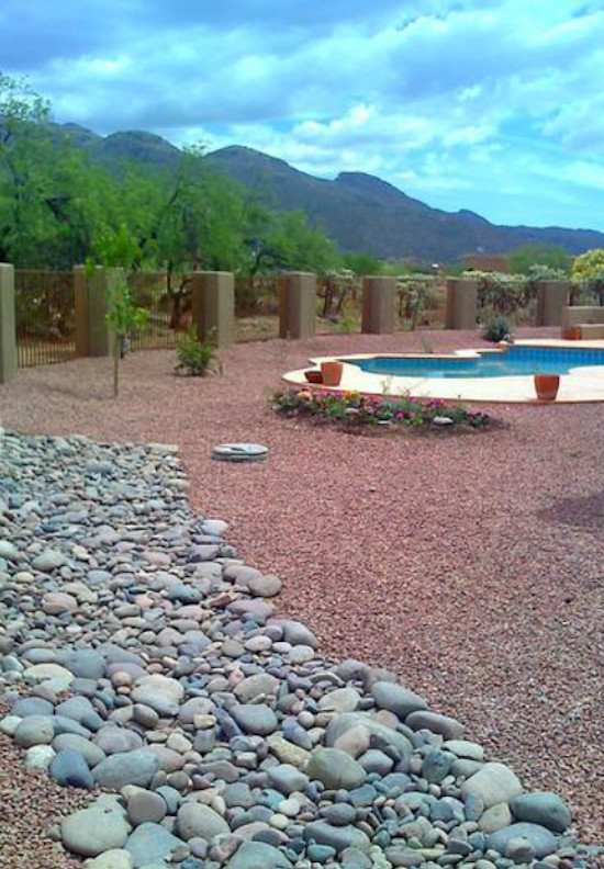 Large side xeriscape garden in Phoenix with gravel.