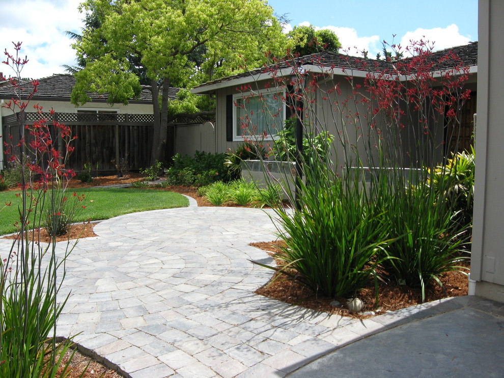 Стильный дизайн: засухоустойчивый сад среднего размера на переднем дворе в стиле неоклассика (современная классика) с покрытием из каменной брусчатки - последний тренд