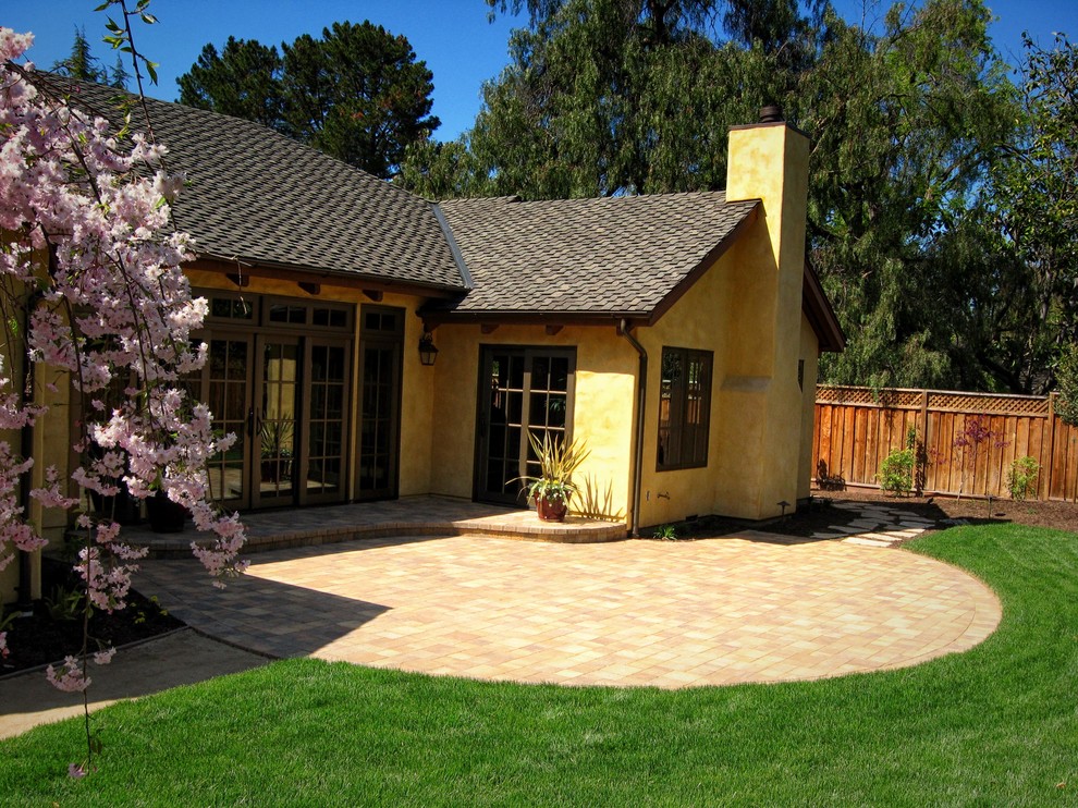 Diseño de jardín de secano de estilo americano de tamaño medio en patio trasero con adoquines de piedra natural
