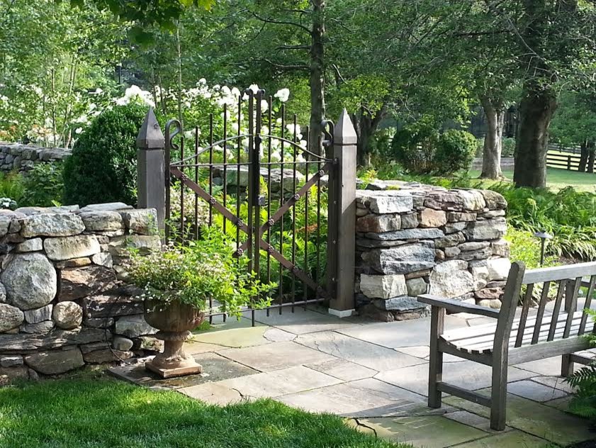 Idee per un giardino formale classico di medie dimensioni e nel cortile laterale con pavimentazioni in pietra naturale