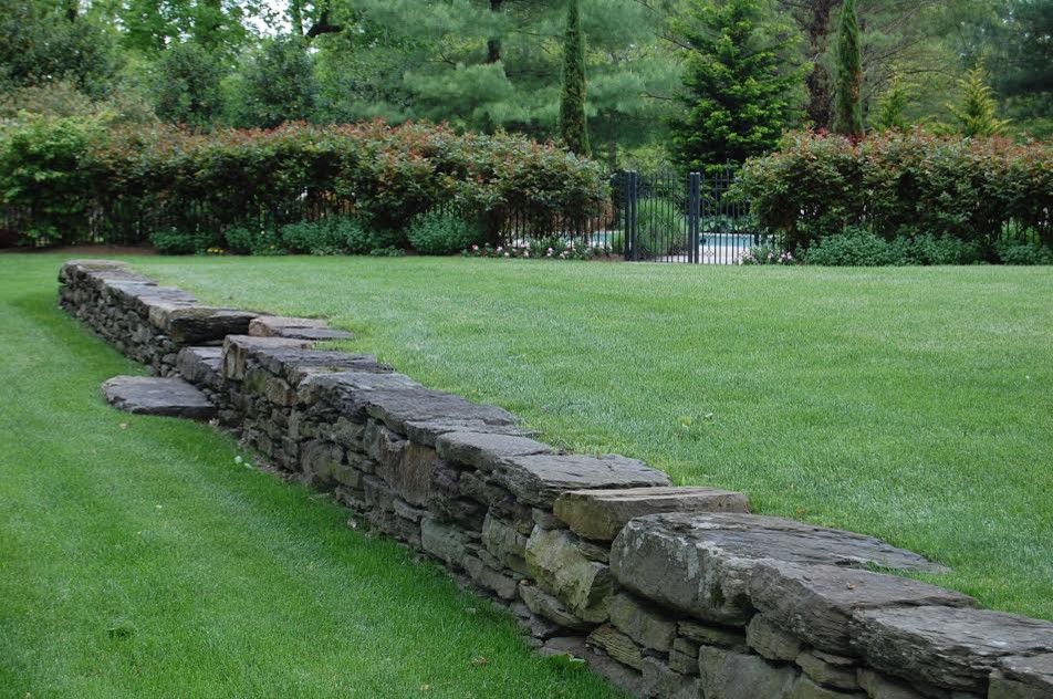 Foto di un ampio giardino classico dietro casa con pavimentazioni in pietra naturale
