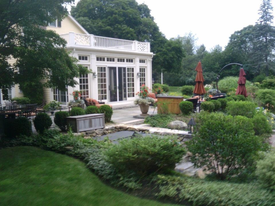 Idées déco pour un jardin à la française arrière classique de taille moyenne avec une exposition ensoleillée et des pavés en béton.
