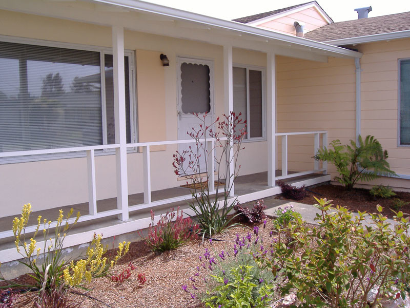 Immagine di un piccolo giardino formale american style esposto in pieno sole davanti casa in estate con un ingresso o sentiero e pavimentazioni in cemento