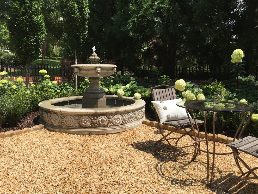 Geometrischer, Mittelgroßer Klassischer Kiesgarten hinter dem Haus mit Wasserspiel und direkter Sonneneinstrahlung in Atlanta