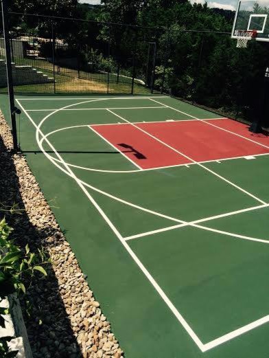 Foto di un campo sportivo esterno chic esposto a mezz'ombra di medie dimensioni e dietro casa in estate con uno spazio giochi e pavimentazioni in cemento