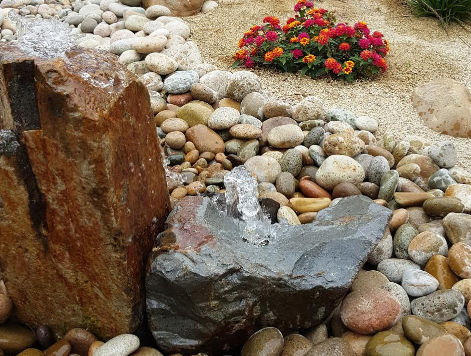 Photo of a small southwestern drought-tolerant and full sun front yard stone water fountain landscape in San Diego for summer.