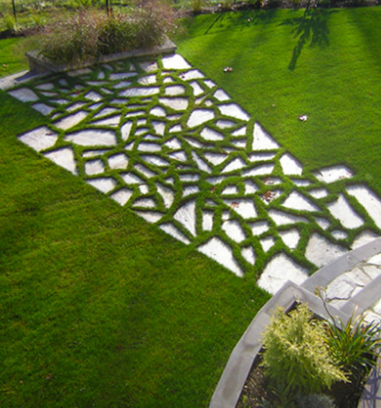 Idées déco pour un grand aménagement d'entrée ou allée de jardin arrière classique avec des pavés en pierre naturelle.